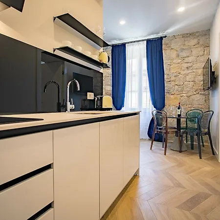 Best4stay Luxury בית הארחה 4*